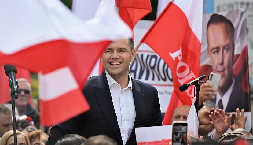 Karol Nawrocki hat die Wahl hauchd&uuml;nn gewonnen: Mit 50,89 Prozent setzte er sich gegen den liberalen Gegenkandidaten Rafal Trzaskowski durch.
