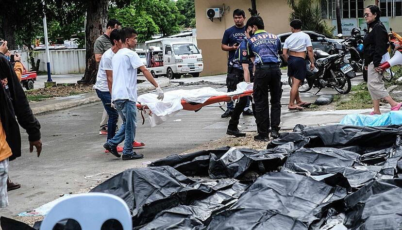Vor Krankenh&auml;usern in der Provinz Cebu waren Leichens&auml;cke aufgereiht.
