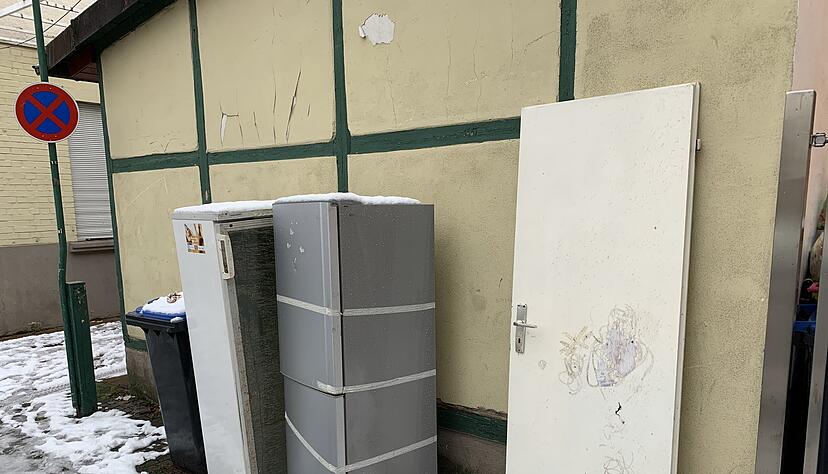 Eine T&uuml;r und alte K&uuml;hlschr&auml;nke stehen seit Wochen auf dem Gehweg in der Friedrichstra&szlig;e. In solchen F&auml;llen m&ouml;chte die Stadt schnell Abhilfe schaffen.
Foto: Nils Buchmann