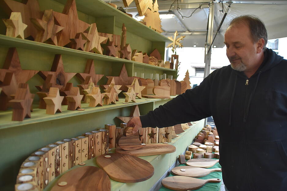 Sterne und weiteres Kunsthandwerk gibt es in D&ouml;rzbach selbst geschnitzt und ges&auml;gt.