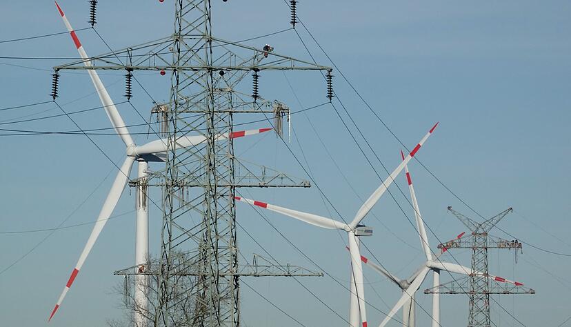 Strom aus Windkraft wird &uuml;ber weite Strecken geleitet. (Symbolbild)