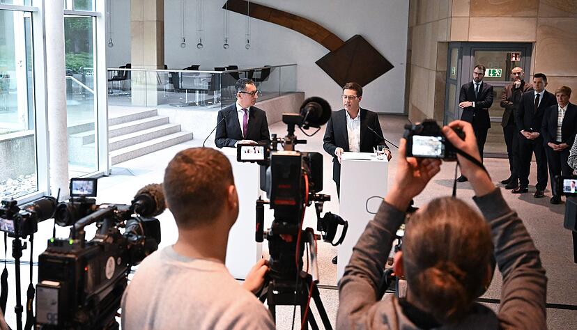 Die beiden Verhandlungsf&uuml;hrer der Koalitionsverhandlungen in Baden-W&uuml;rttemberg, Cem &Ouml;zdemir (l, B&uuml;ndnis 90 / Die Gr&uuml;nen) und Manuel Hagel (CDU).