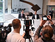 Die beiden Verhandlungsf&uuml;hrer der Koalitionsverhandlungen in Baden-W&uuml;rttemberg, Cem &Ouml;zdemir (l, B&uuml;ndnis 90 / Die Gr&uuml;nen) und Manuel Hagel (CDU).