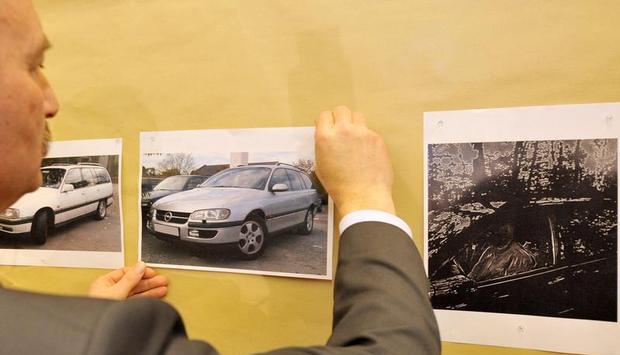 Ein Mitglied der Sonderkommission "Dennis" zeigt bei einer Pressekonferenz im Februar ein Foto mit einem Opel Omega Caravan. Ein solcher Wagen war von einem Zeugen beschrieben worden.