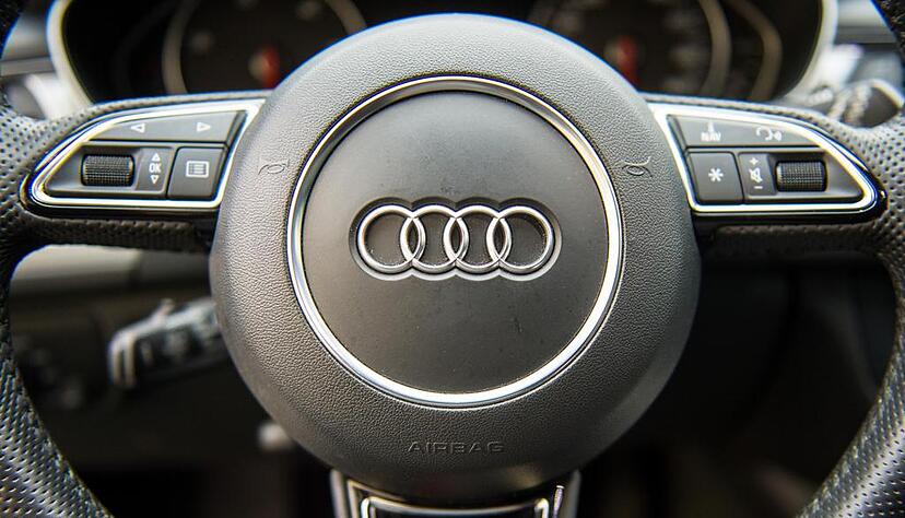 Der deutsche Automobilhersteller Audi hat einen Rückruf für den A4 gestartet. Wegen eines Softwarefehlers lösen womöglich die Airbags der ab Frühjahr 2012 gebauten Facelift-Modelle bei einem Unfall nicht aus. Der deutsche Automobilhersteller Audi hat einen Rückruf für den A4 gestartet. Wegen eines Softwarefehlers lösen womöglich die Airbags der ab Frühjahr 2012 gebauten Facelift-Modelle bei einem Unfall nicht aus.