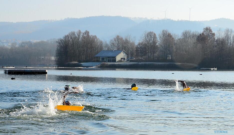 Eisschwimmer am Breitenauer See bei der Seeweihnacht. Foto: