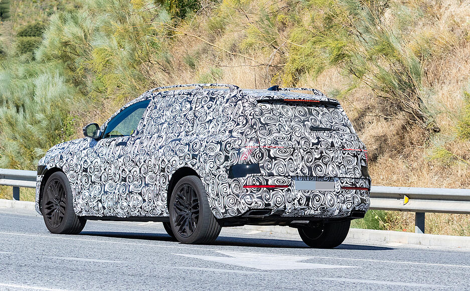 Im Erlkönig-Look ist der Prototyp des SUV Q9 bereits auf den Straßen unterwegs. Audi will das neue Modell 2026 auf den Markt bringen.