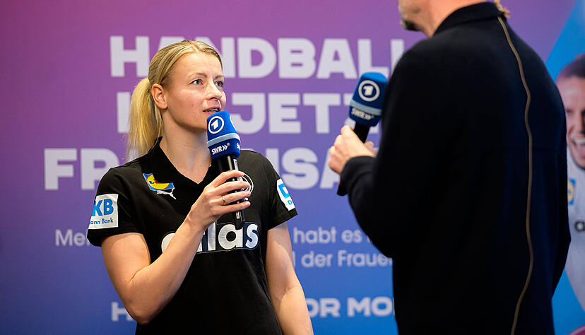 Bereits im Rahmen der zur&uuml;ckliegenden Handball-WM der Frauen war Neckarsulms Linksau&szlig;en Antje D&ouml;ll eine gefragte Gespr&auml;chspartnerin. Am Montag wird sie als Expertin f&uuml;r den Streamingdienst Dyn zwei EM-Spiele der M&auml;nner begleiten.