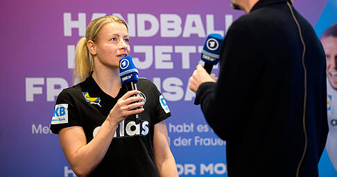 Bereits im Rahmen der zur&uuml;ckliegenden Handball-WM der Frauen war Neckarsulms Linksau&szlig;en Antje D&ouml;ll eine gefragte Gespr&auml;chspartnerin. Am Montag wird sie als Expertin f&uuml;r den Streamingdienst Dyn zwei EM-Spiele der M&auml;nner begleiten.
