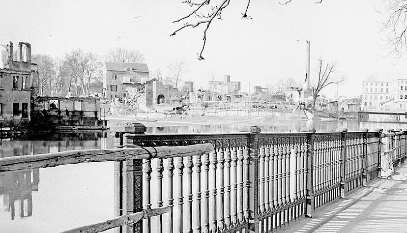 Blick von der Unteren Neckarstraße nach Norden. Der Altneckar verzweigte sich früher bis zum heutigen Stadtbad Soleo. Blick von der Unteren Neckarstraße nach Norden. Der Altneckar verzweigte sich früher bis zum heutigen Stadtbad Soleo.