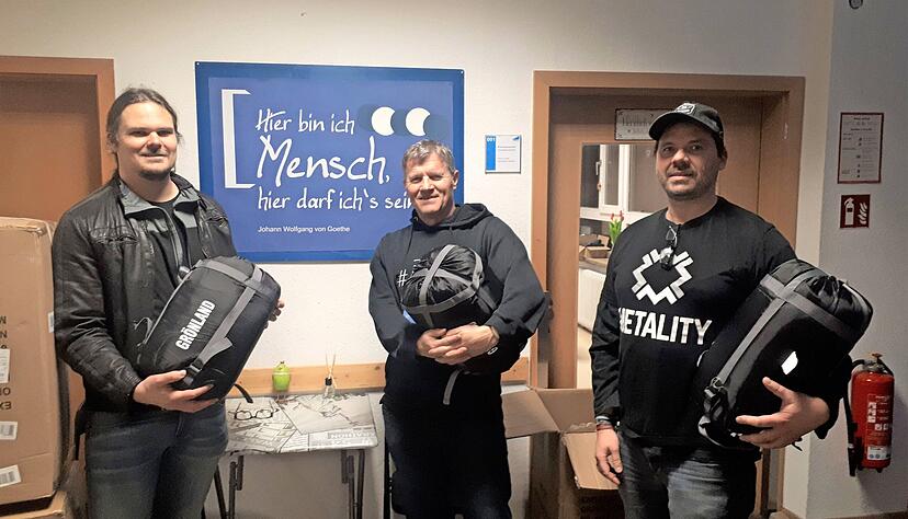 Nico Malskies (rechts) und Christian Sommerfeld (links) von Metality Kraichgau haben der Aufbaugilde Heilbronn winterfeste Schlafs&auml;cke vorbeigebracht.
Foto: Hofmann