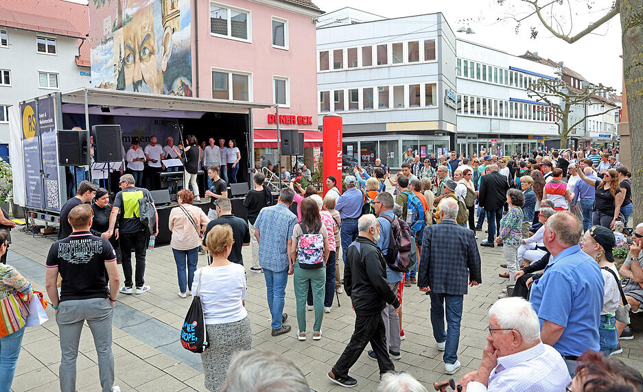 Eine Bühne in der Sülmer City bei Magie der Stimmen.
