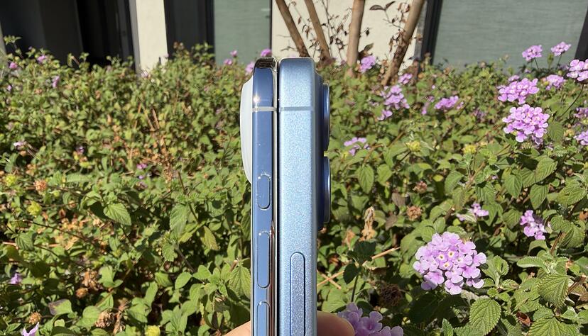 Rechts dünn, links ganz dünn: Das iPhone Air (links im Bild) und das iPhone 17. Rechts dünn, links ganz dünn: Das iPhone Air (links im Bild) und das iPhone 17.