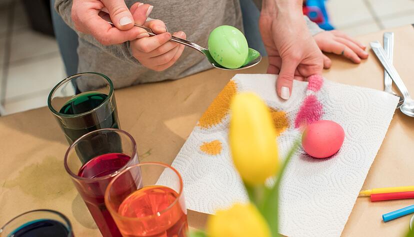 Leuchtend bunte Ostereier mit gutem Gefühl: Bei der Wahl der Farben lohnt sich ein Blick auf die Inhaltsstoffe. Leuchtend bunte Ostereier mit gutem Gefühl: Bei der Wahl der Farben lohnt sich ein Blick auf die Inhaltsstoffe.