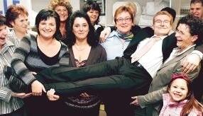 Gut gelaunt: W&auml;scherei-Chef Kai K&ouml;lle und sein Team in der Reinigung im Kaiser&rsquo;s Turm. Sie wurde mit dem &bdquo;Goldenen Kleiderb&uuml;gel&ldquo; ausgezeichnet.Foto: Ralf Seidel