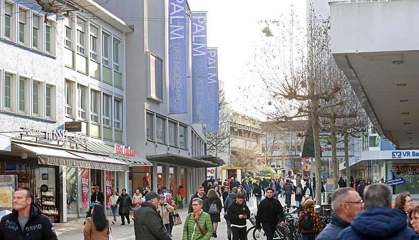 Passanten sorgen sich nach der Ankündigung der Schließung um die Entwicklung der Heilbronner Innenstadt.