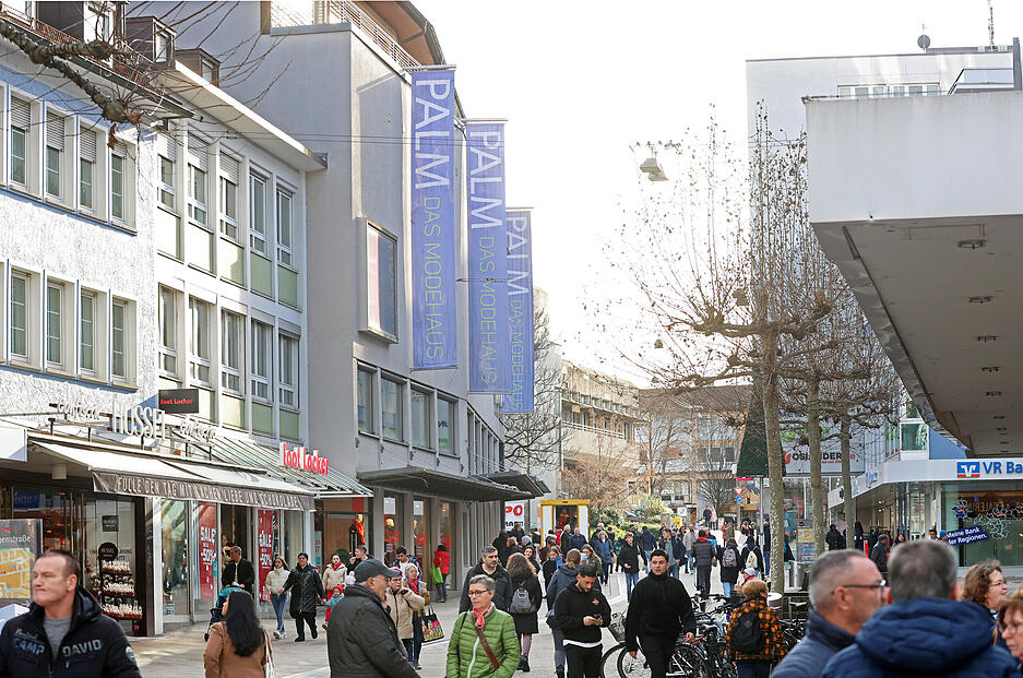 Passanten sorgen sich nach der Ankündigung der Schließung um die Entwicklung der Heilbronner Innenstadt.