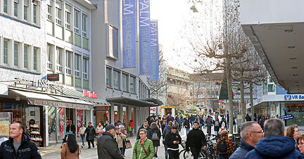 Passanten sorgen sich nach der Ankündigung der Schließung um die Entwicklung der Heilbronner Innenstadt. Passanten sorgen sich nach der Ankündigung der Schließung um die Entwicklung der Heilbronner Innenstadt.
