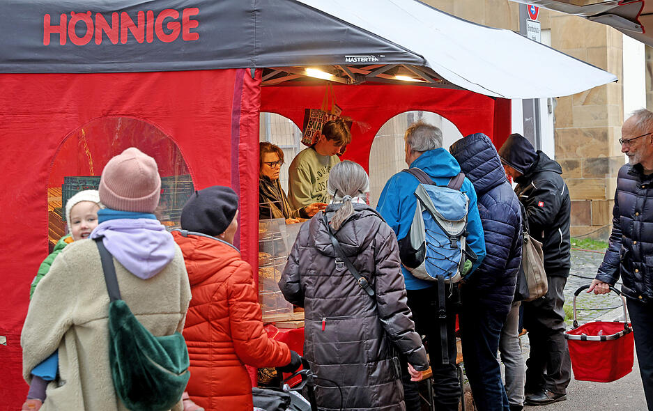 Für die Standbetreiber wird es zur Weihnachtszeit stressig. Vor den Ständen des Heilbronner Wochenmarktes bilden sich teilweise lange Schlangen wartender Kunden. Für die Standbetreiber wird es zur Weihnachtszeit stressig. Vor den Ständen des Heilbronner Wochenmarktes bilden sich teilweise lange Schlangen wartender Kunden.