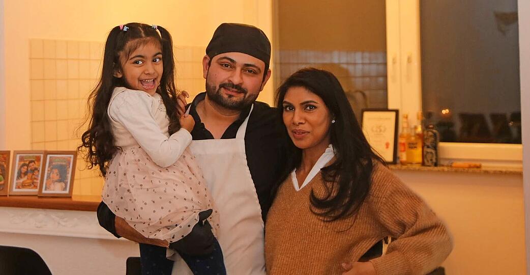 F&uuml;hren eine gastronomische Tradition in Bonfeld weiter: Abneer Gill mit seiner Frau Ruby und ihrer Tochter Shifa im historischen Rahmen des neuen Restaurants Okra.