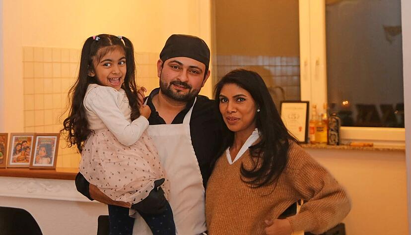 Führen eine gastronomische Tradition in Bonfeld weiter: Abneer Gill mit seiner Frau Ruby und ihrer Tochter Shifa im historischen Rahmen des neuen Restaurants Okra. Führen eine gastronomische Tradition in Bonfeld weiter: Abneer Gill mit seiner Frau Ruby und ihrer Tochter Shifa im historischen Rahmen des neuen Restaurants Okra.