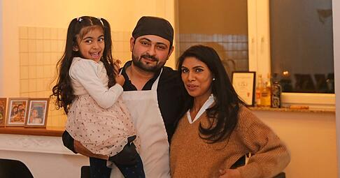 F&uuml;hren eine gastronomische Tradition in Bonfeld weiter: Abneer Gill mit seiner Frau Ruby und ihrer Tochter Shifa im historischen Rahmen des neuen Restaurants Okra.