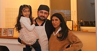 F&uuml;hren eine gastronomische Tradition in Bonfeld weiter: Abneer Gill mit seiner Frau Ruby und ihrer Tochter Shifa im historischen Rahmen des neuen Restaurants Okra.