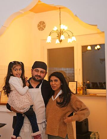 F&uuml;hren eine gastronomische Tradition in Bonfeld weiter: Abneer Gill mit seiner Frau Ruby und ihrer Tochter Shifa im historischen Rahmen des neuen Restaurants Okra.