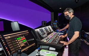 Im Regieraum: Thorsten Stokke bedient die Technik aus Tonmischpult, Bild- und Lichtmischern. Zwei bis drei Mitarbeiter sind hier bei den Shows im Einsatz. Foto: Mario Berger Im Regieraum: Thorsten Stokke bedient die Technik aus Tonmischpult, Bild- und Lichtmischern. Zwei bis drei Mitarbeiter sind hier bei den Shows im Einsatz. Foto: Mario Berger