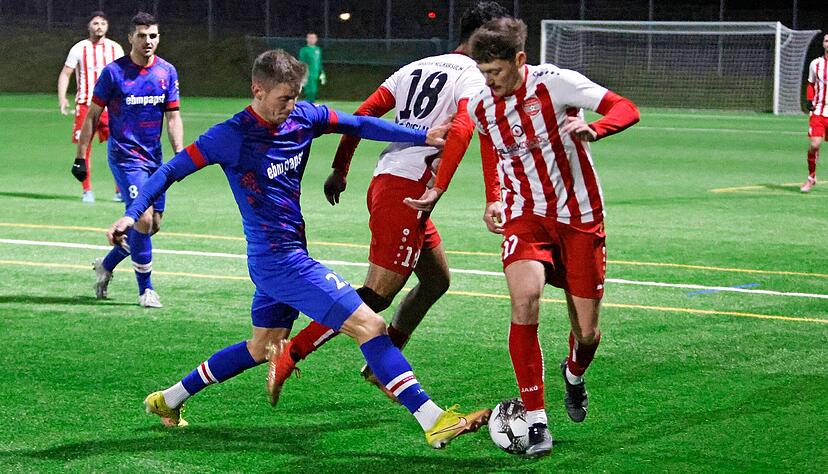 Hollenbachs Marc Wagemann (links) stoppt Jonas Engler von Türkspor Neckarsulm. Der Landesligist gewann trotzdem 1:0.
Foto: Marc Schmerbeck Hollenbachs Marc Wagemann (links) stoppt Jonas Engler von Türkspor Neckarsulm. Der Landesligist gewann trotzdem 1:0.
Foto: Marc Schmerbeck