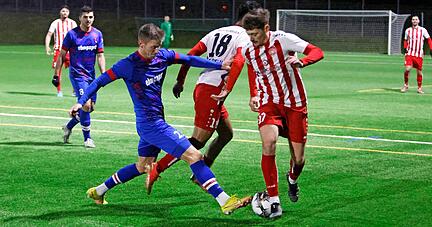 Hollenbachs Marc Wagemann (links) stoppt Jonas Engler von Türkspor Neckarsulm. Der Landesligist gewann trotzdem 1:0.
Foto: Marc Schmerbeck Hollenbachs Marc Wagemann (links) stoppt Jonas Engler von Türkspor Neckarsulm. Der Landesligist gewann trotzdem 1:0.
Foto: Marc Schmerbeck