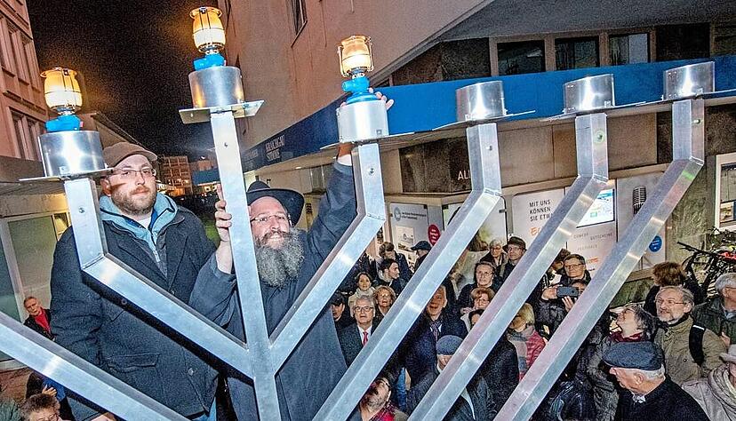 Im Dezember feiern Juden das Lichterfest Chanukka, auch an der Allee. Gegen alle aktuelle Anfeindungen wollen sie verstärkt Flagge zeigen. Im Dezember feiern Juden das Lichterfest Chanukka, auch an der Allee. Gegen alle aktuelle Anfeindungen wollen sie verstärkt Flagge zeigen.