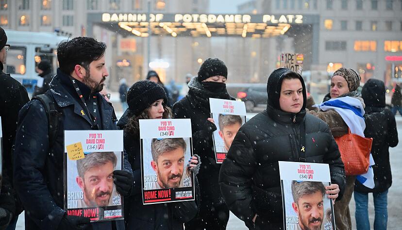 Am Rande der Er&ouml;ffnung hatten Menschen an die Geisel David Cunio erinnert.