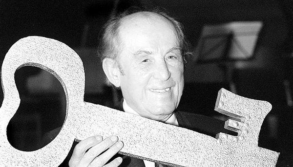 Zusammengestellt von Archiv und Dokumentation der Heilbronner Stimme 

2000. Das Bürgerhaus wird  im April 1975 eingeweiht. Anlässlich der Feierlichkeiten zum 25 jährigen Geburtstag bekommt Altbürgermeister Erwin Fuchs einen symbolischen Schlüssel überreicht.
