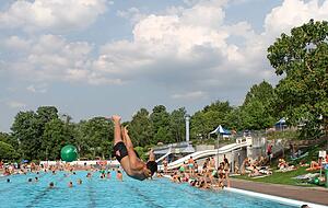 So voll wie in anderen Sommern wird es auch in diesem Jahr im Rappsodie-Freibad nicht. Maximal 300 Personen dürfen auf einmal kommen.
Foto: Archiv/Gajer