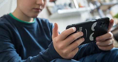 Ein Handyverbot kann bei Kindern zu einem abrupten Abfall des Dopamin- und Adrenalinspiegels f&uuml;hren.