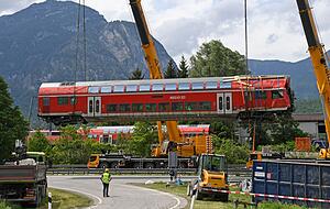 Die Aufräumarbeiten an der Unglücksstelle sollen heute weitergehen. Die Aufräumarbeiten an der Unglücksstelle sollen heute weitergehen.