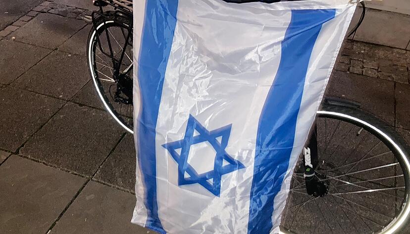 Weil er eine Israel-Flagge bei sich hatte, wurde ein Mann am Rande einer Kundgebung in Heilbronn von einem Jugendlichen angegangen. Weil er eine Israel-Flagge bei sich hatte, wurde ein Mann am Rande einer Kundgebung in Heilbronn von einem Jugendlichen angegangen.