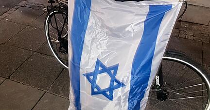 Weil er eine Israel-Flagge bei sich hatte, wurde ein Mann am Rande einer Antisemitismus-Kundgebung in Heilbronn von einem Fahrrad gestoßen.