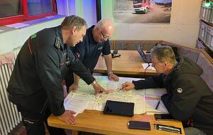 Lagebesprechung in Öhringen: Kreisbrandmeister Torsten Rönisch (von links), Ulrich Schimmel, stellvertretender Oberbürgermeister, und Frank Stransky , Sachgebietsleiter Sicherheit und Ordnung.