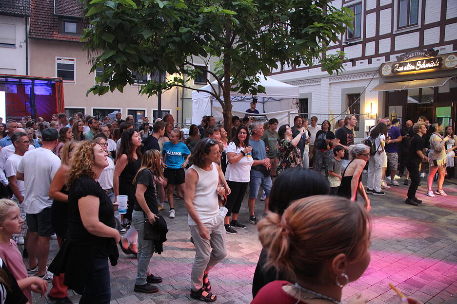 Zahlreiche Bands und Musikgruppen sorgen dafür, dass sich die Stadtfest-Besucher in Künzelsau bewegen.