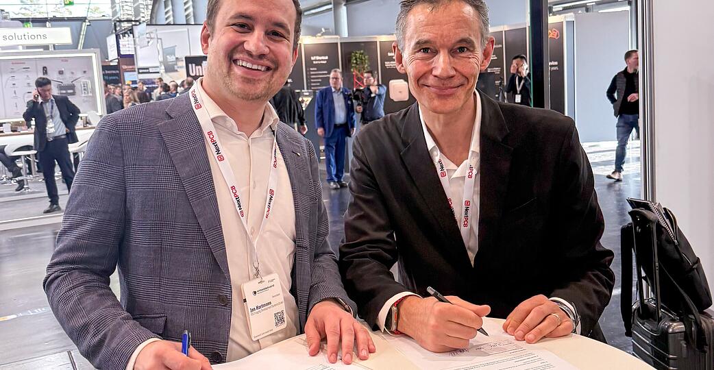 Jan Hartmann (Gesch&auml;ftsf&uuml;hrer IDS, links) und Jean Ferr&eacute; (Gesch&auml;ftsf&uuml;hrer Prophesee) wollen die Zusammenarbeit ihrer beiden Unternehmen intensivieren und haben daf&uuml;r eine Absichtserkl&auml;rung unterschrieben.