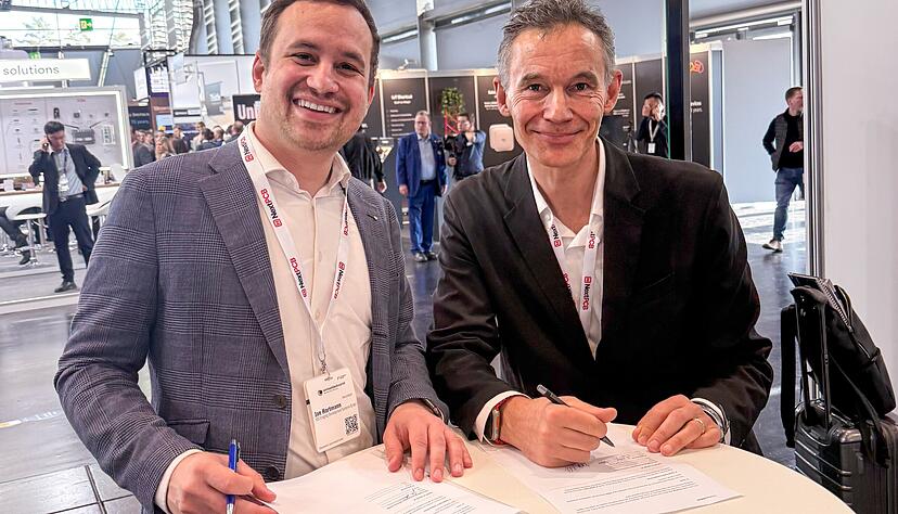 Jan Hartmann (Gesch&auml;ftsf&uuml;hrer IDS, links) und Jean Ferr&eacute; (Gesch&auml;ftsf&uuml;hrer Prophesee) wollen die Zusammenarbeit ihrer beiden Unternehmen intensivieren und haben daf&uuml;r eine Absichtserkl&auml;rung unterschrieben.