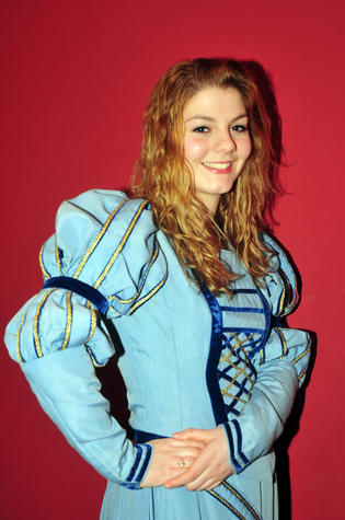 Christina Triantafillou: Tanzen bei der CGH, Fu&szlig;ball Schwimmen und Volleyball sind die Freizeitbesch&auml;ftigungen der 17-j&auml;hrigen Wirtschaftsgymnasiastin an der Gustav-von-Schmoller-Schule. Als K&auml;thchen m&ouml;chte sie gerne Heilbronn repr&auml;sentieren und Erfahrungen sammeln. Sie liebt rote Rosen. Bei der Fu&szlig;ball-WM setzt sie auf Griechenland und auf Deutschland.