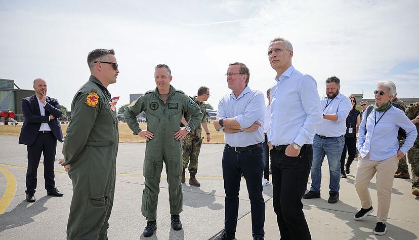 Marie-Agnes Strack-Zimmermann (r) mit Nato-Generalsekretär Jens Stoltenberg (3.v.r) und Verteidigungsminister Boris Pistorius (4.v.r) bei ihrem Besuch auf dem Luftwaffenstützpunkt Jagel.