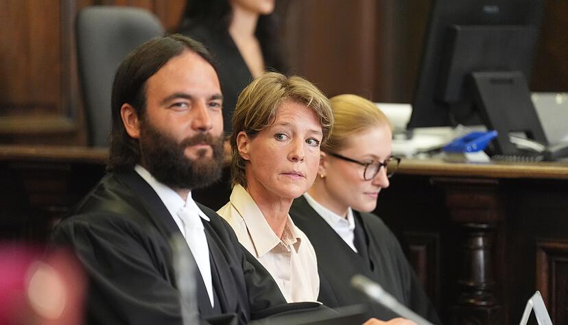 Christina Block mit ihren beiden Verteidigern im Gerichtssaal.