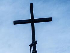 Ein Kirchenkreuz auf dem Dach einer Kirche. Unbekannte haben in Pleidelsheim ein Kirchenkreuz abmontiert und in eine M&uuml;lltonne geworfen. (Symbolbild)