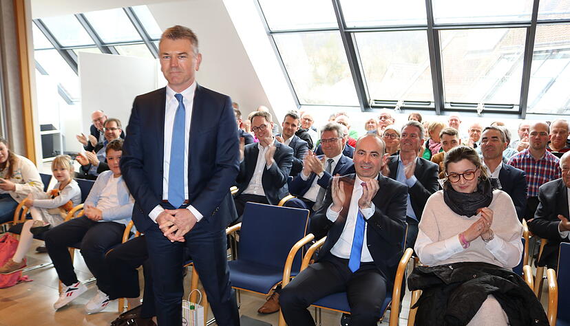 Ian Schölzel hat die Wahl zum Landrat gewonnen. 30 Kreisräte stimmten für ihn, 11 für seinen Herausforderer Karl Michael Nicklas (2. v.r.).