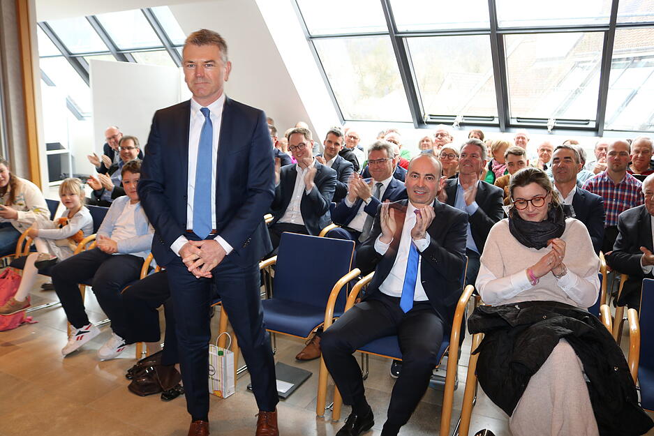 Ian Schölzel hat die Wahl zum Landrat gewonnen. 30 Kreisräte stimmten für ihn, 11 für seinen Herausforderer Karl Michael Nicklas (2. v.r.).