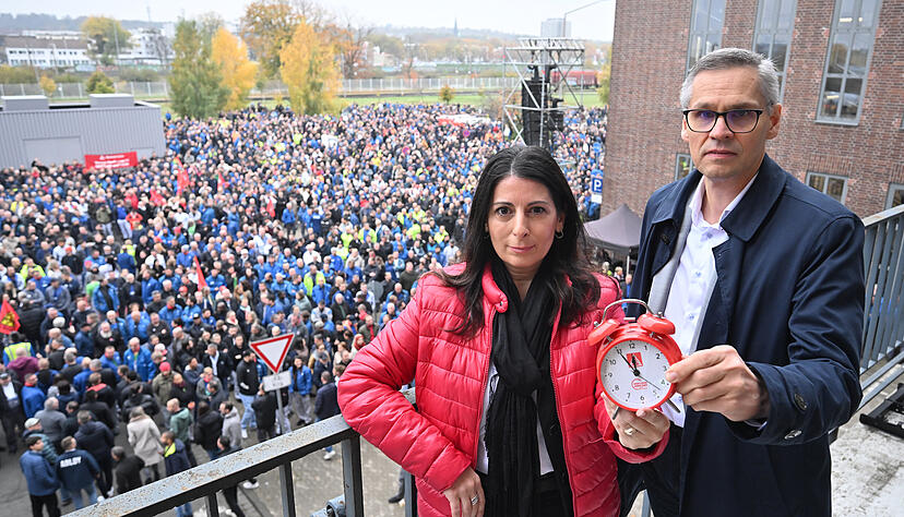Daniela Cavallo, Vorsitzende des Gesamt- und Konzernbetriebsrats der Volkswagen AG, und Thorsten Gröger, Verhandlungsführer IG Metall, bei einer Informationsveranstaltung des Gesamtbetriebsrates der Volkswagen AG im VW-Stammwerk Wolfsburg.